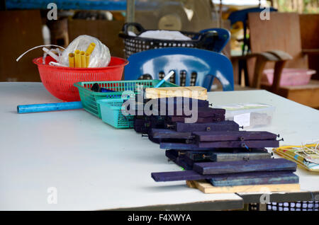 La conception de l'équipement pour la teinture Batik motif de tissu couleur style Mauhom Shibori en atelier Banque D'Images