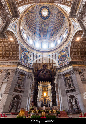 Intérieur de la Basilique Papale de Saint-Pierre, Vatican : choeur avec l'autel Bernini baldacchino sous la coupole principale. Banque D'Images