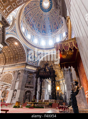 Intérieur de la Basilique Papale de Saint-Pierre, Vatican : choeur avec l'autel Bernini baldacchino sous la coupole principale. Banque D'Images