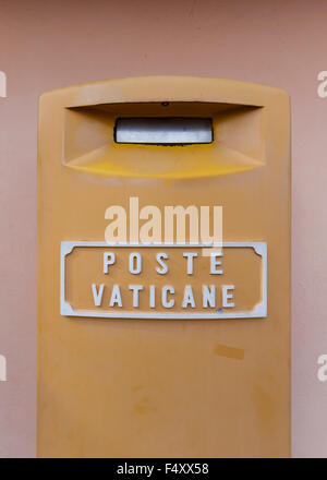 Boîte aux lettres de la poste vaticane, le service postal de souverain de la Cité du Vatican, à l'extérieur de l'étage supérieur de la Basilique Saint-Pierre, Vatican. Banque D'Images