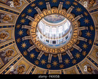 Vue de dessous de la coupole principale de la Basilique Saint-Pierre, Vatican. Banque D'Images