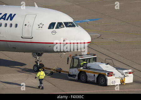 Avion pendant le refoulement, l'aéroport de Düsseldorf, DHS, Rhénanie du Nord-Westphalie, Allemagne Banque D'Images