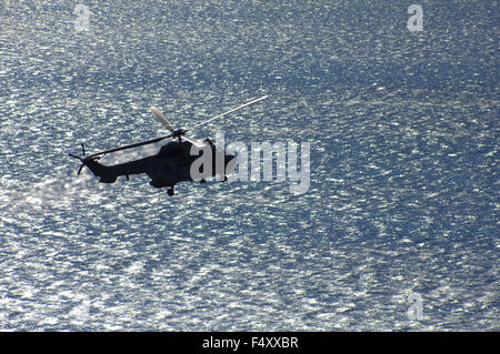 Hellenic Air Force hélicoptères de R-S, le retour à la base, après l'exercice. Banque D'Images