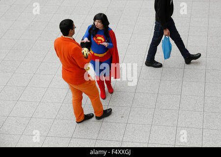 Londres, Royaume-Uni. 23 Oct, 2015. Les visiteurs en costume d'assister à la 28e MCM London Comic Con à exceller dans l'Est de Londres UK Vendredi 23 Octobre, 2015. Credit : Luke MacGregor/Alamy Live News Banque D'Images