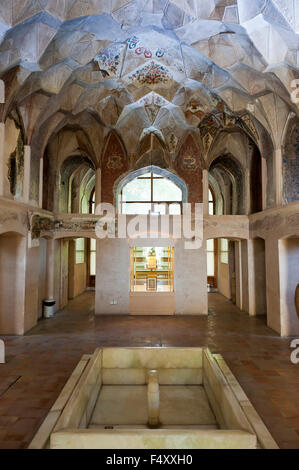 Plafond intérieur avec stalactite la forme et l'eau des bassins hydrographiques, quarante colonnes, Palais Chehel Sotoun, musée, Qazvin, en Iran Banque D'Images