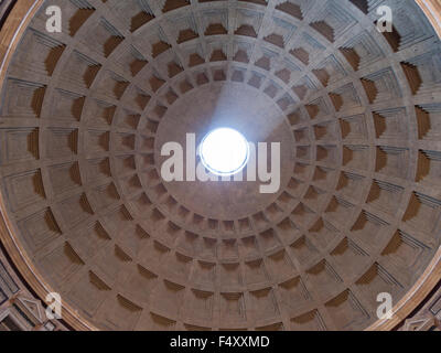 La lumière du soleil brille dans l'ancien temple romain du Panthéon par le trou caractéristique au milieu de sa coupole toit. Banque D'Images