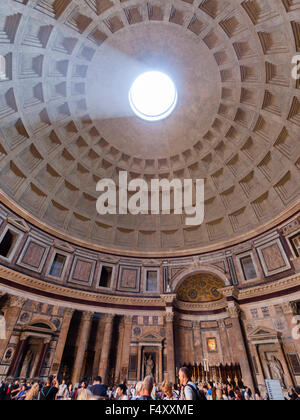 La lumière du soleil brille dans l'ancien temple romain du Panthéon par le trou caractéristique au milieu de sa coupole toit. Banque D'Images