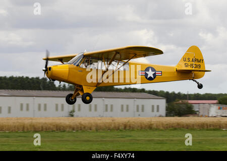 L18C Piper Super Cub 51-15319 G-FUZZ US Army marquages en vol au dessus de la piste à Breighton Airfield Banque D'Images