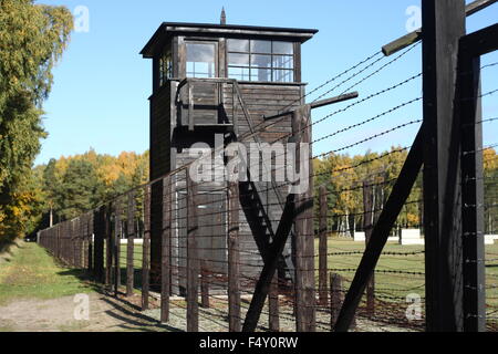 Sztutowo 24th, 2015 octobre des centaines de chaussures et vêtements ont été trouvés dans la forêt proche de l'ancien camp de concentration Nazi à Stutthof Sztutowo, dans le Nord de la Pologne. Les éléments sont soupçonnés d'avoir appartenu au camp des détenus. En général, les nouveaux détenus de camps de concentration nazis ont été dépouillés de leurs vêtements et leurs biens à l'arrivée. Environ 65 000 détenus sont morts dans le camp de la mort de Stutthof, fonctionna de 1939 septembre à mai 1945. Sur la photo : vigie du camp de la mort nazi en crédit de Stutthof : Michal Fludra/Alamy Live News Banque D'Images