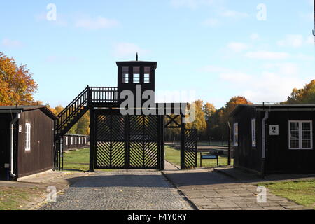 Sztutowo 24th, 2015 octobre des centaines de chaussures et vêtements ont été trouvés dans la forêt proche de l'ancien camp de concentration Nazi à Stutthof Sztutowo, dans le Nord de la Pologne. Les éléments sont soupçonnés d'avoir appartenu au camp des détenus. En général, les nouveaux détenus de camps de concentration nazis ont été dépouillés de leurs vêtements et leurs biens à l'arrivée. Environ 65 000 détenus sont morts dans le camp de la mort de Stutthof, fonctionna de 1939 septembre à mai 1945. Photo : entrée du camp de la mort nazi allemand et Stutthof, soi-disant mort Gate Crédit : Michal Fludra/Alamy Live News Banque D'Images