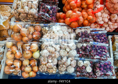 Variété d'oignons au marché local le dimanche. Focus sélectif avec une faible profondeur de champ. Banque D'Images