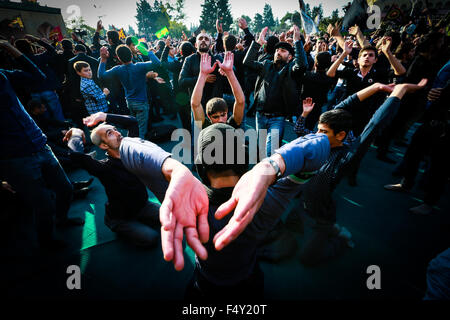 Baku, Azerbaïdjan. 24 Oct, 2015. Pèlerins Musulmans chiites azerbaïdjanais battre leur poitrine qu'ils participent à un défilé en préparation pour le sommet de la cérémonie d'Ashura, en Nardaran, quelque 30 kilomètres au sud-ouest de la capitale de l'Azerbaïdjan Bakou. Credit : Aziz Karimov/Pacific Press/Alamy Live News Banque D'Images