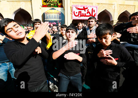 Baku, Azerbaïdjan. 24 Oct, 2015. Pèlerins Musulmans chiites azerbaïdjanais battre leur poitrine qu'ils participent à un défilé en préparation pour le sommet de la cérémonie d'Ashura, en Nardaran, quelque 30 kilomètres au sud-ouest de la capitale de l'Azerbaïdjan Bakou. Credit : Aziz Karimov/Pacific Press/Alamy Live News Banque D'Images