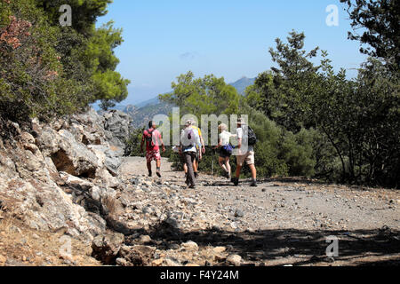 Groupe Touristique et guide sur la marche de vacances randonnées dans la République turque de Chypre du Nord KATHY DEWITT Banque D'Images