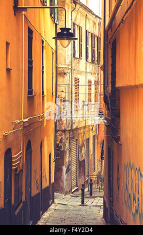 Ruelle pittoresque de la vieille ville de Gênes - Italie, Instagram-comme l'effet rétro ajouté Banque D'Images