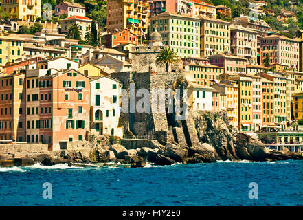 Catégorie : l'approche de la mer, pittoresque village de pêcheurs près de Gênes en Italie avec une architecture caractéristique Banque D'Images