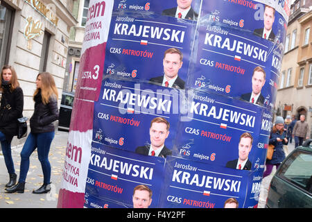 Varsovie, Pologne - Samedi 24 Octobre 2015 - Dernier jour de campagne avant les élections générales demain dimanche 25 octobre 2015. Cette affiche présente un candidat à la droite du centre Prawo i Sprawiedliwosc ( PiS ) partie qui sont actuellement dans l'opposition mais sont en avance dans les sondages d'opinion finale. Banque D'Images