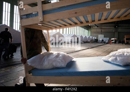 Berlin, Allemagne. 24 Oct, 2015. Soldats de la Bundeswehr allemande porter superposé dans un hangar à l'ancien aéroport de Tempelhof à mis en place un centre d'accueil pour les réfugiés à Berlin, Allemagne, 24 octobre 2015. Photo : GREGOR FISCHER/dpa/Alamy Live News Banque D'Images