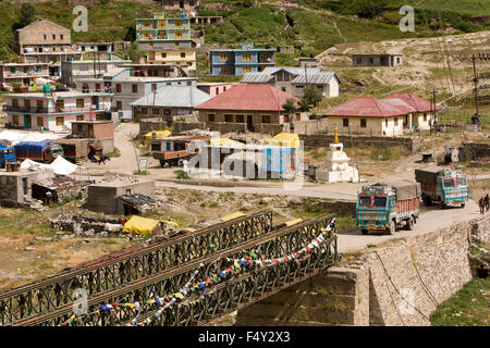 L'Inde, l'Himachal Pradesh, le Lahaul Valley, Khoksar, camions sur Leh-Manali crossing Chandra River sur le pont Banque D'Images