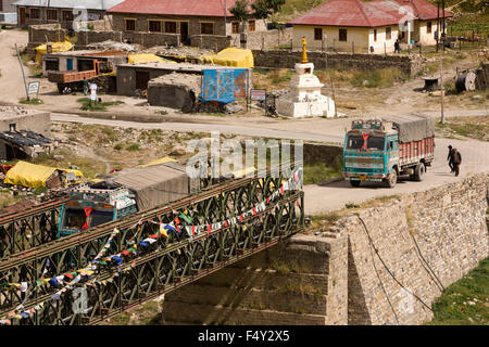 L'Inde, l'Himachal Pradesh, le Lahaul Valley, Khoksar, camions sur Leh-Manali crossing Chandra River sur le pont Banque D'Images
