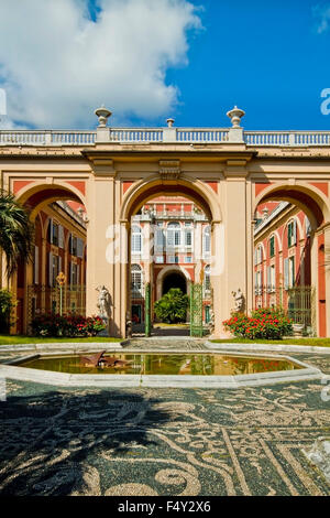 Palais Royal (Palazzo Reale ou Palazzo Stefano Balbi) à Gênes, en Italie, par le jardin, portail et façade. Banque D'Images