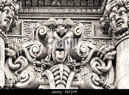 L'Art déco figures sculptées sur pierre blanche comme décoration sur un bâtiment façade Banque D'Images
