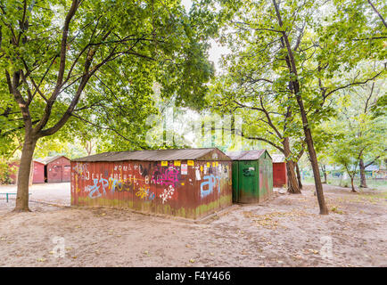 Kiev/Ukraine - le 19 septembre 2015 - Old rusty garage sous l'arbre avec graffiti en cyrillique, dans le district de Obolon Banque D'Images