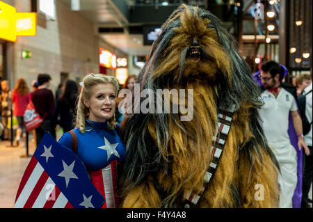 Londres, Royaume-Uni. 24 octobre 2015. Fans de comic books, anime, jeux et plus recueillir le jour deux de MCM London Comic Con. Plusieurs sont venus habillés comme leurs personnages préférés comme ce couple habillé comme Captain America et de la guerre des étoiles' Chewbacca. Crédit : Stephen Chung / Alamy Live News Banque D'Images