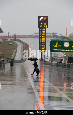 Austin, Texas USA Octobre 24, 2015 : La pluie continue à tremper le Circuit des Amériques de l'emplacement de l'United States Grand Prix de Formule 1 puisque les équipages attendent le début des séances de pratique samedi. © Bob Daemmrich/Alamy Live News Crédit : Bob Daemmrich/Alamy Live News Banque D'Images