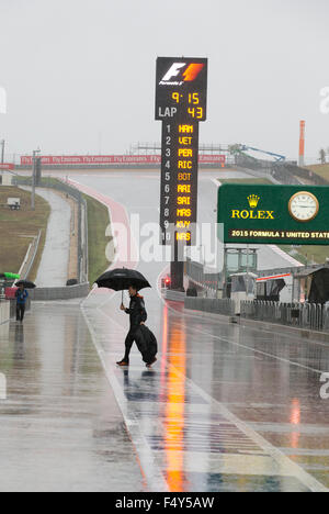 Austin, Texas USA Octobre 24, 2015 : La pluie continue à tremper le Circuit des Amériques de l'emplacement de l'United States Grand Prix de Formule 1 puisque les équipages attendent le début des séances de pratique samedi. © Bob Daemmrich/Alamy Live News Crédit : Bob Daemmrich/Alamy Live News Banque D'Images