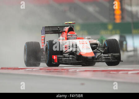 American Austin, Texas USA Octobre 24, 2015 : pilote de Formule 1 Alexander Rossi au volant pour Manor Marussia pouvoirs par l'intermédiaire d'un circuit humide des Amériques avant peu la foule lors de la séance du samedi matin à Austin. Les officiels de la course insistent sur le maintien du Dimanche du Grand Prix des États-Unis sur l'annexe malgré le mauvais temps. © Bob Daemmrich/Alamy Live News Crédit : Bob Daemmrich/Alamy Live News Banque D'Images