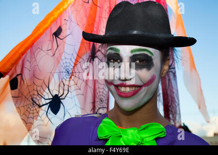 Southport, Merseyside, Royaume-Uni 24 octobre 2015. Holvey Kanisha de Manchester, porter le maquillage d'Halloween à l'Trick or Treat' Happy Halloween Spookport parade. Pleasureland Parc d'attractions pour enfants, dirige les opérations pour l'heureux événement Halloween, comme la ville se transforme en Spookport, the UK's biggest Fêtes Halloween. Le personnel portant des costumes de halloween Pleasureland sera transformé en toute sécurité avec une assurance et des chiffres effrayants pour des familles qui cherchent à le complexe de divertissement au cours de la mi-semaine de célébration à l'échelle de la ville. Banque D'Images