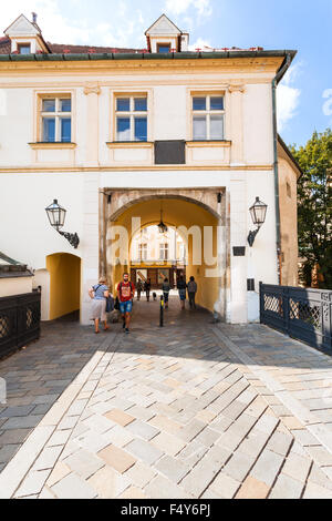 BRATISLAVA, Slovaquie - 23 septembre 2015 : les gens en porte à rue Michalska à Bratislava. Au Moyen Âge, cette rue était partie Banque D'Images