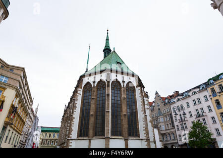 BRNO, République tchèque - Le 25 septembre 2015 : construction de l'église de St Jacob (St James) à James square (Jakubske namesti) à Brno. Le Chur Banque D'Images