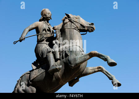 Gros plan Vue de côté de commandant de l'armée général grec Georgios Karaiskakis son cheval équitation scuplture à Athènes, Grèce Banque D'Images