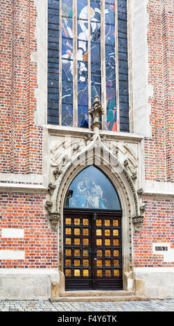 BRNO, République tchèque - Le 25 septembre 2015 : portes de l'église de l'Abbaye Augustinienne de St Thomas, Brno. Les augustiniens sont arrivés à Brno Banque D'Images