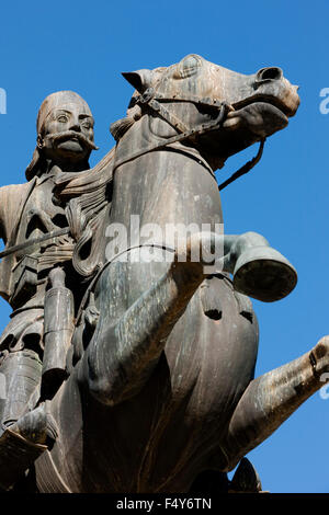 Vue avant gros plan du général commandant l'armée grec Georgios Karaiskakis son cheval équitation scuplture à Athènes, Grèce Banque D'Images