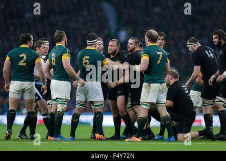 Le stade de Twickenham, London, UK. 24 Oct, 2015. Demi-finale de la Coupe du Monde de Rugby. Afrique du Sud contre la Nouvelle-Zélande. Les esprits dans le flare crédit transfère : Action Plus Sport/Alamy Live News Banque D'Images