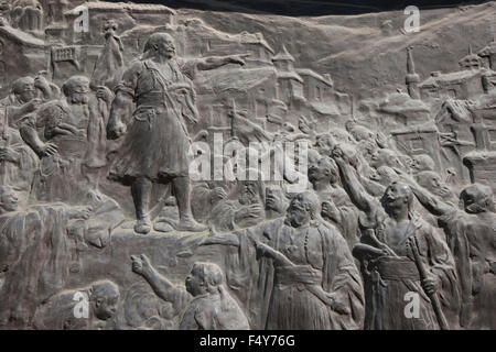 Closeup détail fom la bataille de Dervenakia et le vieil homme de Morea donnant un discours l'inscription, sur la base de son monument. Banque D'Images