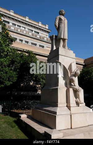 Vue de côté de la statue de Charilaos Trikoupis, ancien Premier Ministre de la Grèce, et l'ancien parlement grec / Natnl.history museum Banque D'Images