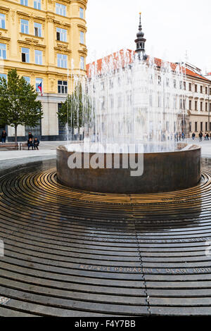 BRNO, République tchèque - Le 25 septembre 2015 : les gens et fontaine sur la place de la Liberté (namesti svobody), Brno, République tchèque. C'est fontaine avec wo Banque D'Images