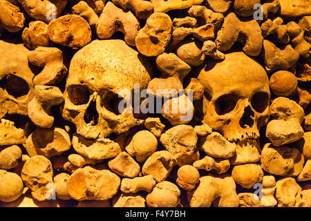 BRNO, République tchèque - Le 25 septembre 2015 : crânes dans Ossuaire de St James Church sur Jakubske square à Brno. c'était une grande collection de bo Banque D'Images