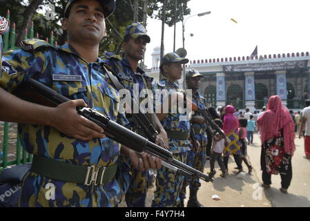 Scurity montent la garde personnelle après piégée a explosé devant le Bangladesh capitale site religieux chiites à Dhaka le 24 octobre 2015. Au moins une personne a été tuée et plus de 60 blessés dans un attentat à l'extérieur du principal site chiite dans la capitale du Bangladesh, comme des milliers de personnes se sont rassemblées pour la procession Ashura annuel. Banque D'Images