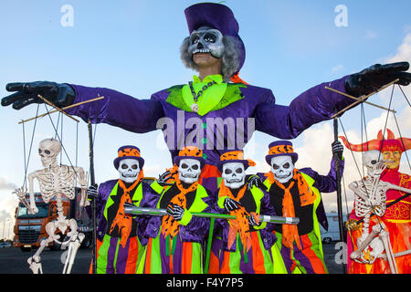 Le contrôle de la marionnette géante à Southport, Merseyside, Royaume-Uni 24 octobre 2015. 'Trick or Treat' Happy Halloween personnages portant un costume d'halloween avec des masques de squelette à l'Spookport parade. Pleasureland Parc d'attractions pour enfants, dirige et contrôle les opérations pour l'heureux événement Halloween, Banque D'Images