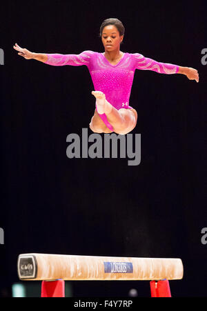 Glasgow, Ecosse. 24 Oct, 2015. FIG Championnats du monde de gymnastique artistique. Jour 2. Gabrielle DOUGLAS (USA) effectue sa routine à la poutre lors de la WAG Qualités. Credit : Action Plus Sport/Alamy Live News Banque D'Images