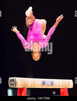 Glasgow, Ecosse. 24 Oct, 2015. FIG Championnats du monde de gymnastique artistique. Jour 2. Gabrielle DOUGLAS (USA) effectue sa routine à la poutre lors de la WAG Qualités. Credit : Action Plus Sport/Alamy Live News Banque D'Images