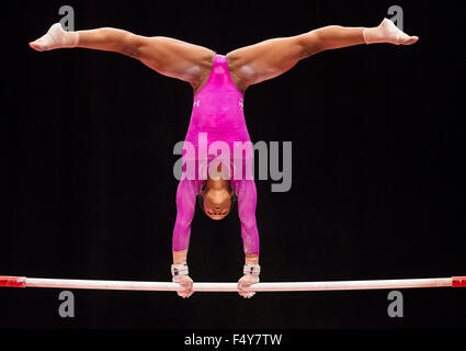 Glasgow, Ecosse. 24 Oct, 2015. FIG Championnats du monde de gymnastique artistique. Jour 2. Gabrielle DOUGLAS (USA) effectue sa routine sur les barres lors de la WAG Qualités. Credit : Action Plus Sport/Alamy Live News Banque D'Images