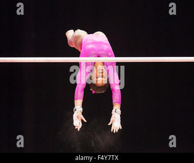 Glasgow, Ecosse. 24 Oct, 2015. FIG Championnats du monde de gymnastique artistique. Jour 2. Gabrielle DOUGLAS (USA) effectue sa routine sur les barres lors de la WAG Qualités. Credit : Action Plus Sport/Alamy Live News Banque D'Images