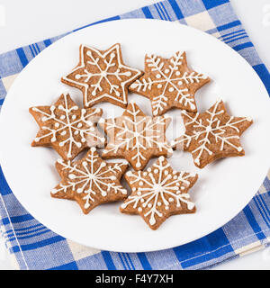 Gingerbread cookies de noël cannelle étoiles on white plate Banque D'Images