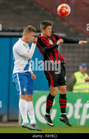 BUDAPEST, HONGRIE - 24 octobre 2015 : La bataille entre Daniel Vadnai de MTK (l) et Daniel Prosser de Honved pendant MTK vs. Honved OTP Bank League football match en Illovszky Stadium. Credit : Laszlo Szirtesi/Alamy Live News Banque D'Images